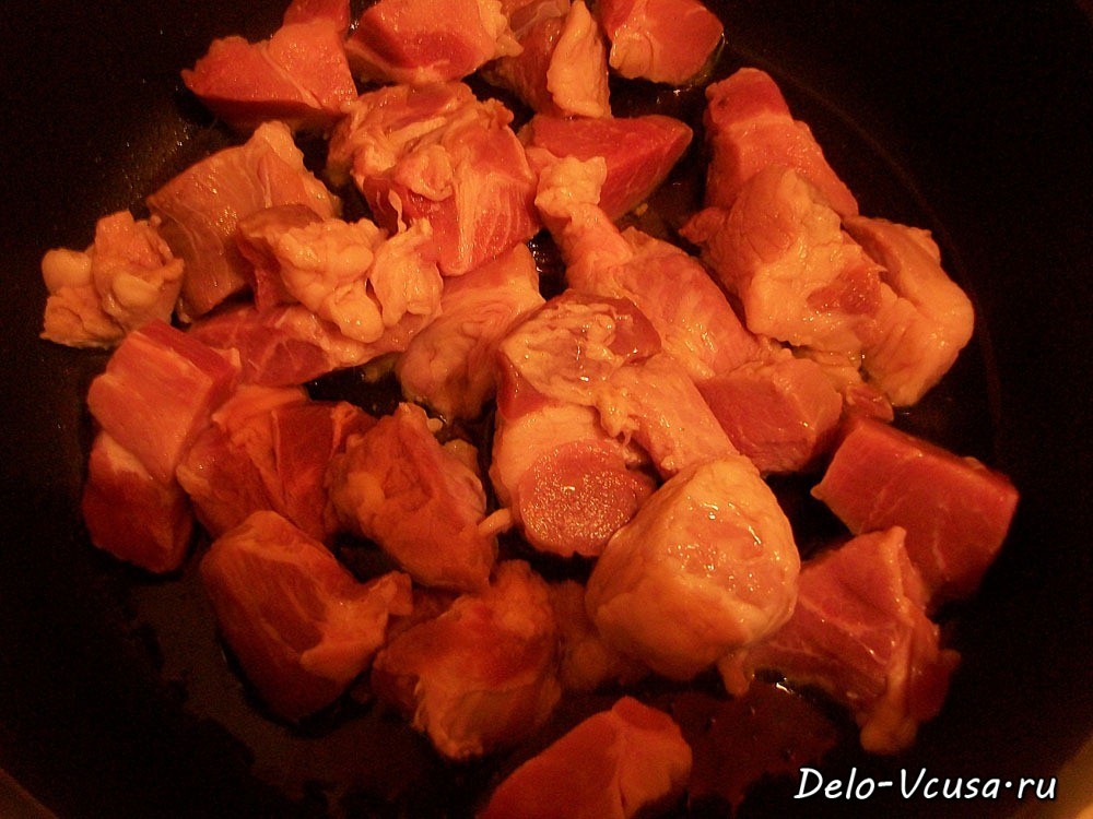 Шаг 4 приготовления Картошка тушеная с мясом. Мясо тушеное в сметане с картофелем