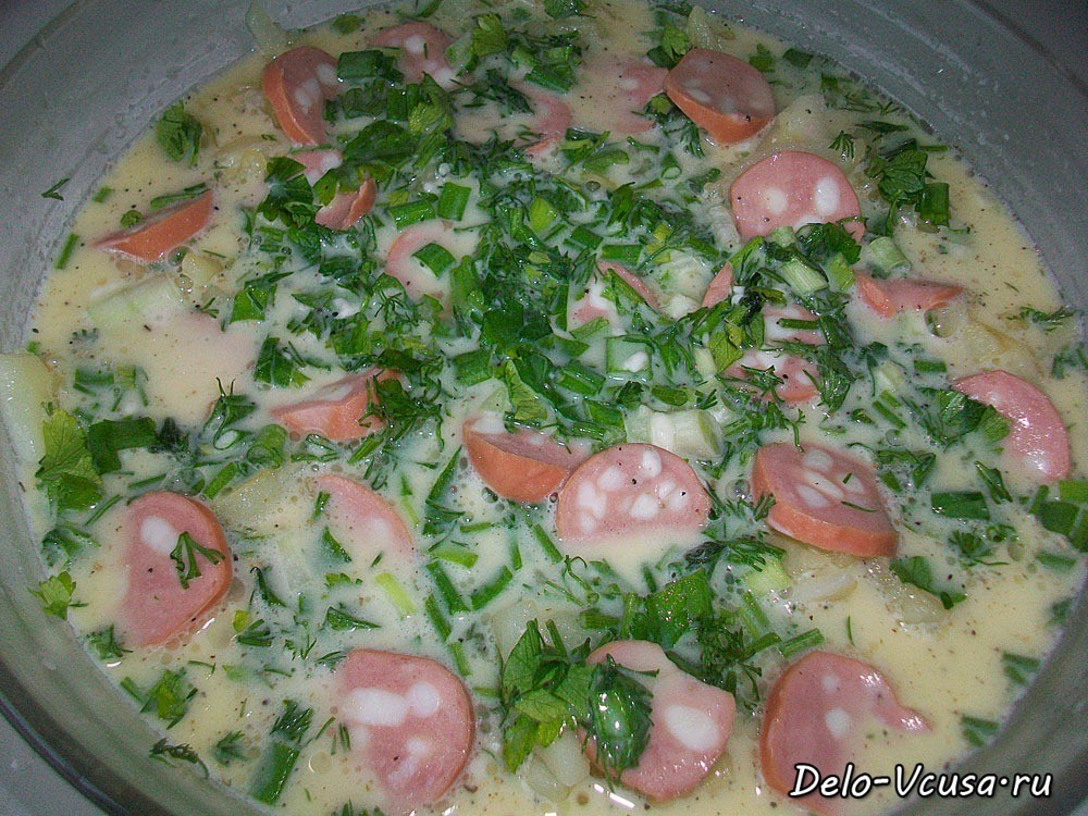 Шаг 11 приготовления Омлет с картошкой, сосисками, зеленью и плавлеными сырками в духовке