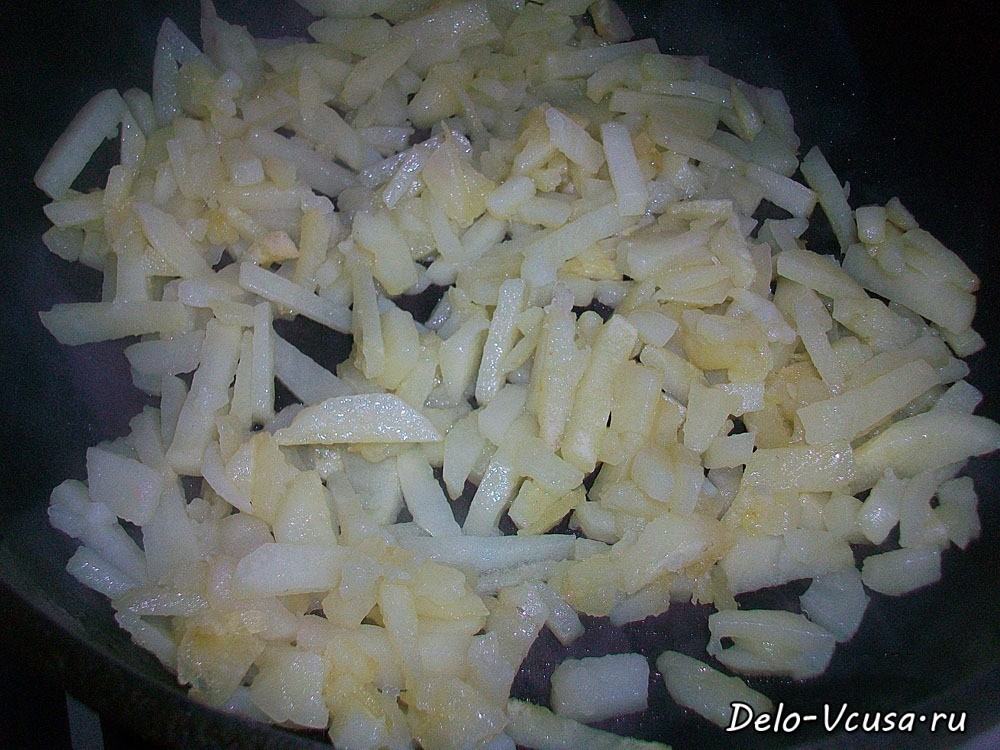 Шаг 3 приготовления Омлет с картошкой, сосисками, зеленью и плавлеными сырками в духовке
