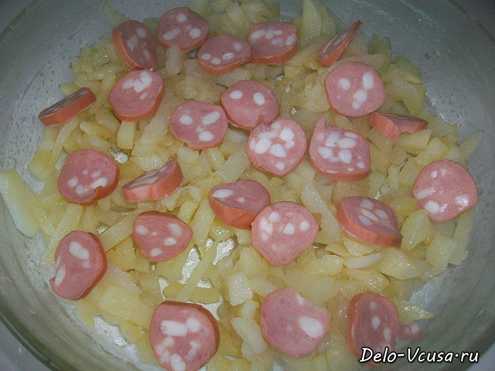 Шаг 9 приготовления Омлет с картошкой, сосисками, зеленью и плавлеными сырками в духовке