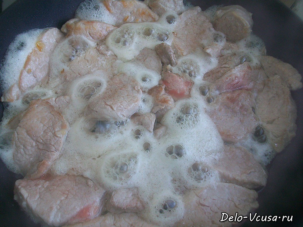 Шаг 4 приготовления Свиная вырезка жаренная с луком и чесноком