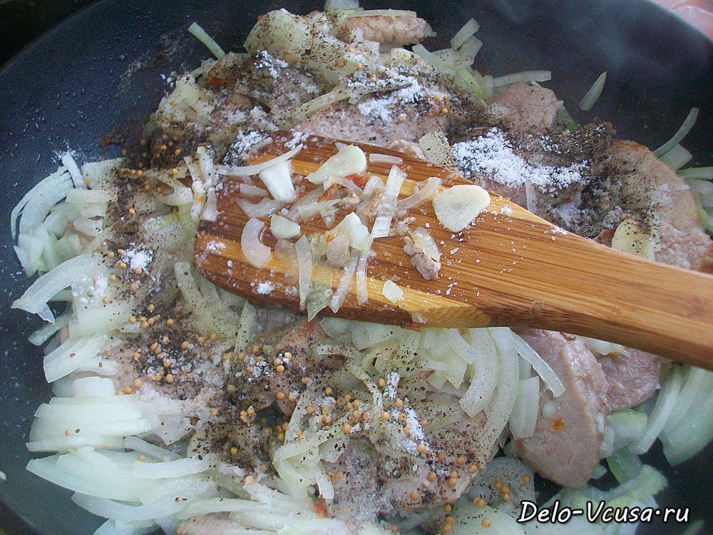 Шаг 6 приготовления Свиная вырезка жаренная с луком и чесноком