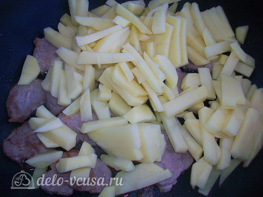 Шаг 4 приготовления Картошка жареная с мясом. Жареный картофель со свиной вырезкой