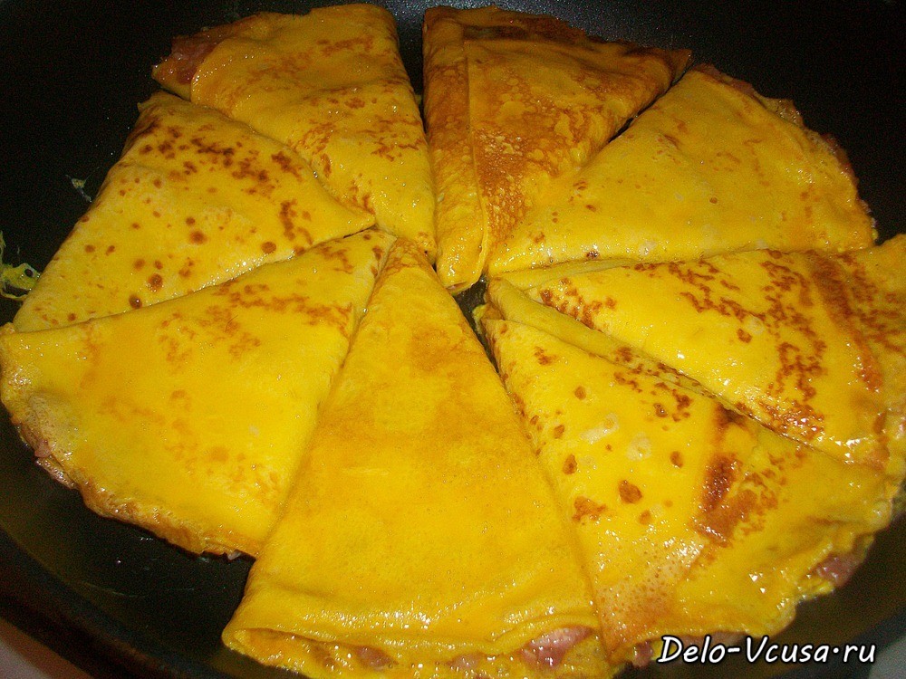 Шаг 14 приготовления Бендерики с мясом. Блинчики с сырым фаршем