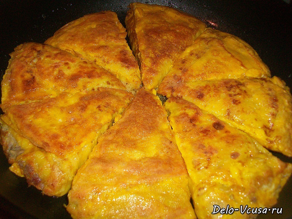 Шаг 15 приготовления Бендерики с мясом. Блинчики с сырым фаршем