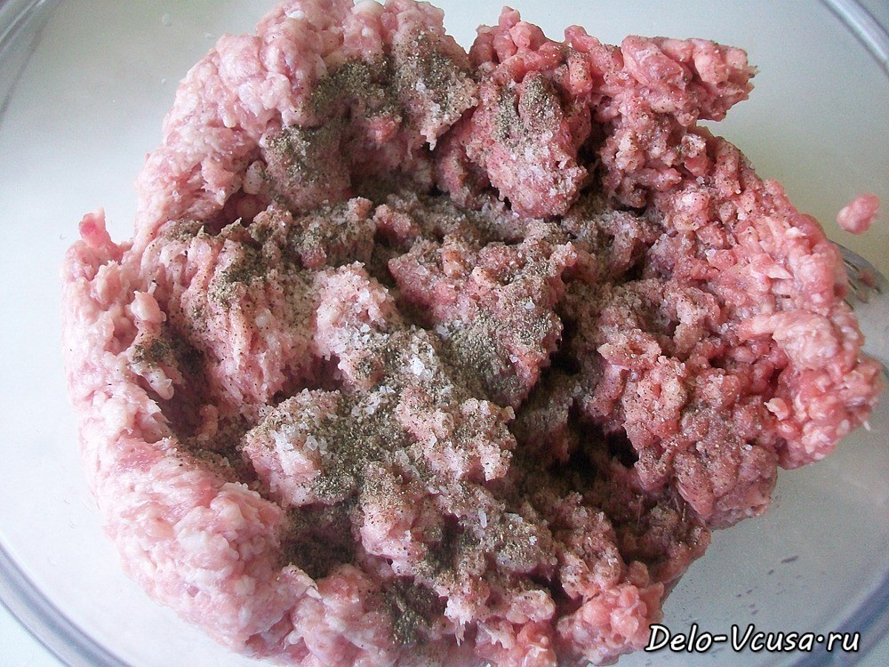 Шаг 3 приготовления Бендерики с мясом. Блинчики с сырым фаршем