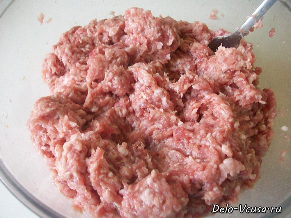 Шаг 4 приготовления Бендерики с мясом. Блинчики с сырым фаршем