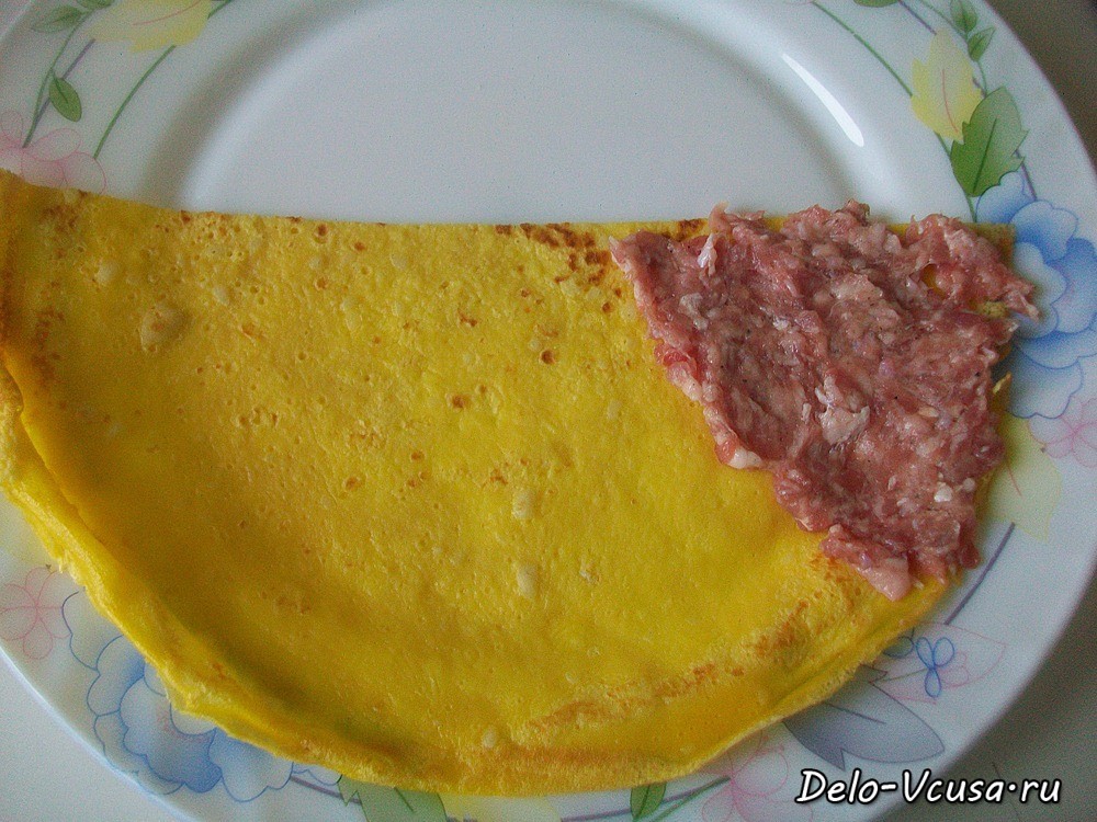 Шаг 6 приготовления Бендерики с мясом. Блинчики с сырым фаршем