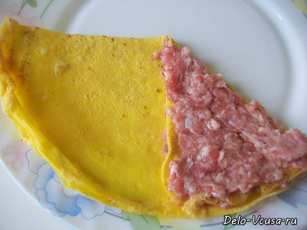 Шаг 8 приготовления Бендерики с мясом. Блинчики с сырым фаршем