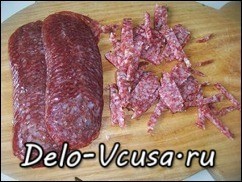 Шаг 6 приготовления Пицца с салями и охотничьими колбасками