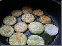 Шаг 4 приготовления Кабачки жареные с чесноком