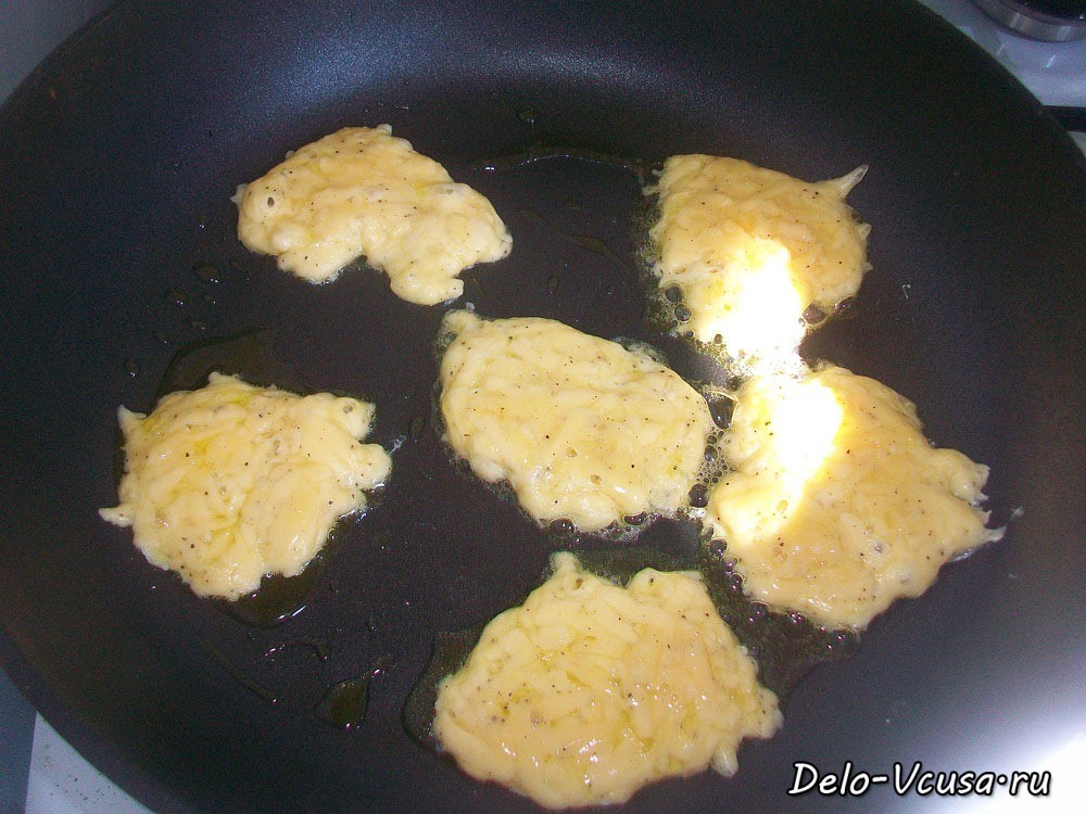 Шаг 4 приготовления Жареный сыр с яйцом