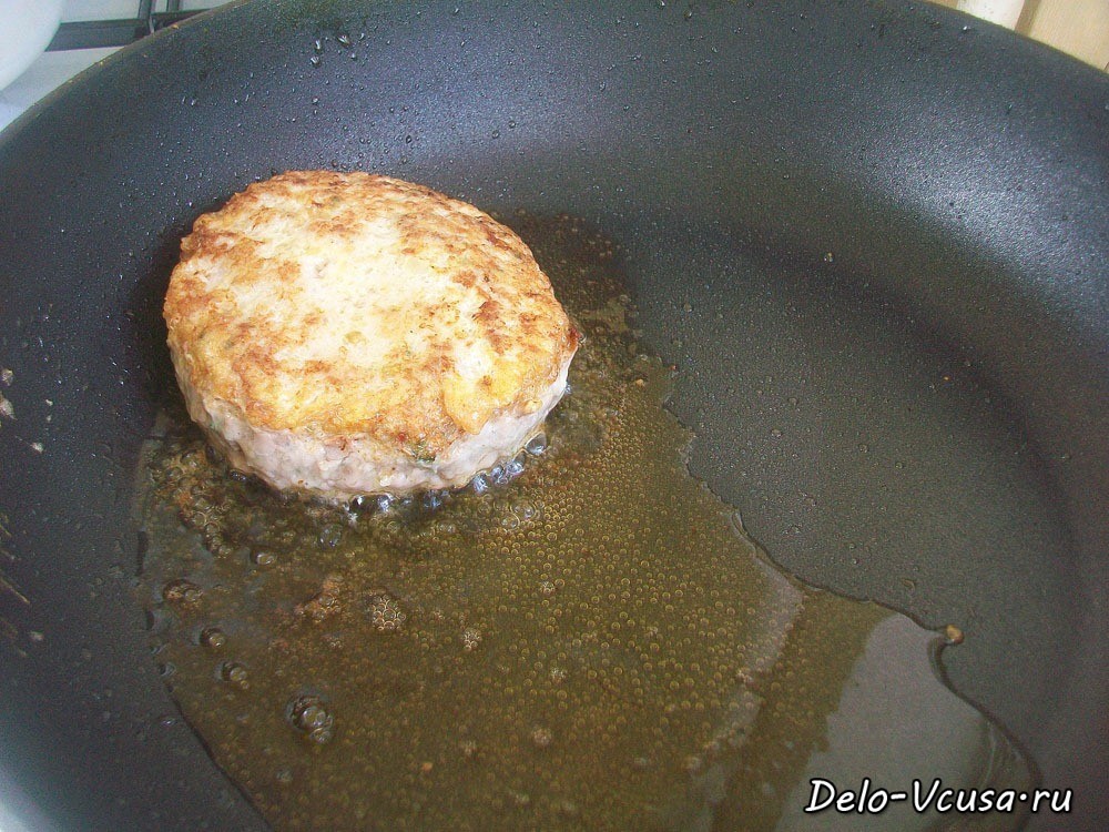 Шаг 10 приготовления Бризоль из мясного фарша с твердым сыром