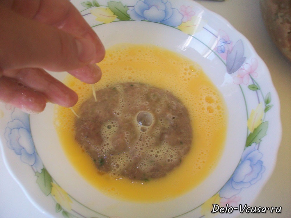 Шаг 8 приготовления Бризоль из мясного фарша с твердым сыром