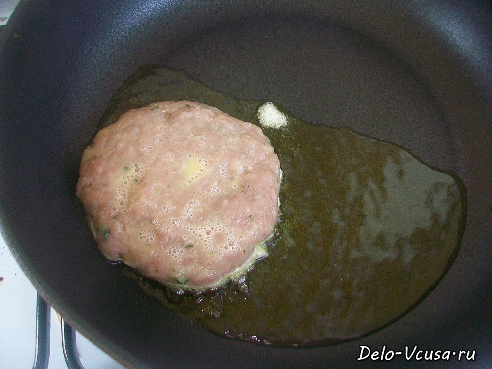 Шаг 9 приготовления Бризоль из мясного фарша с твердым сыром