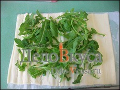 Шаг 9 приготовления Рулетики из моцареллы с помидорами, креветками и руколой