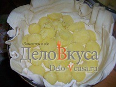 Шаг 1 приготовления Пирог из слоёного теста с картошкой сыром Моцарелла и пармской ветчиной