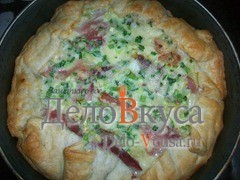 Шаг 12 приготовления Пирог из слоёного теста с картошкой сыром Моцарелла и пармской ветчиной