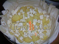 Шаг 2 приготовления Пирог из слоёного теста с картошкой сыром Моцарелла и пармской ветчиной