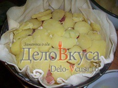 Шаг 4 приготовления Пирог из слоёного теста с картошкой сыром Моцарелла и пармской ветчиной
