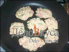 Шаг 7 приготовления Куриные котлеты с кунжутом и зеленым луком