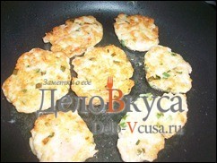 Шаг 8 приготовления Куриные котлеты с кунжутом и зеленым луком