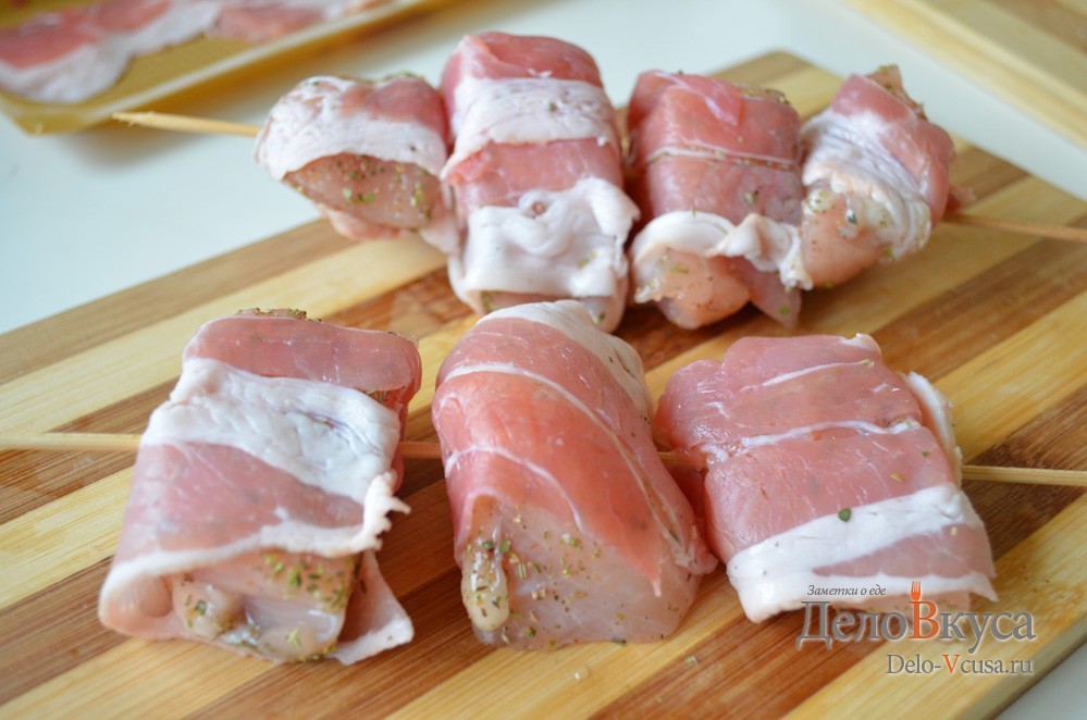 Шаг 5 приготовления Куриные шашлычки в беконе на шпажках