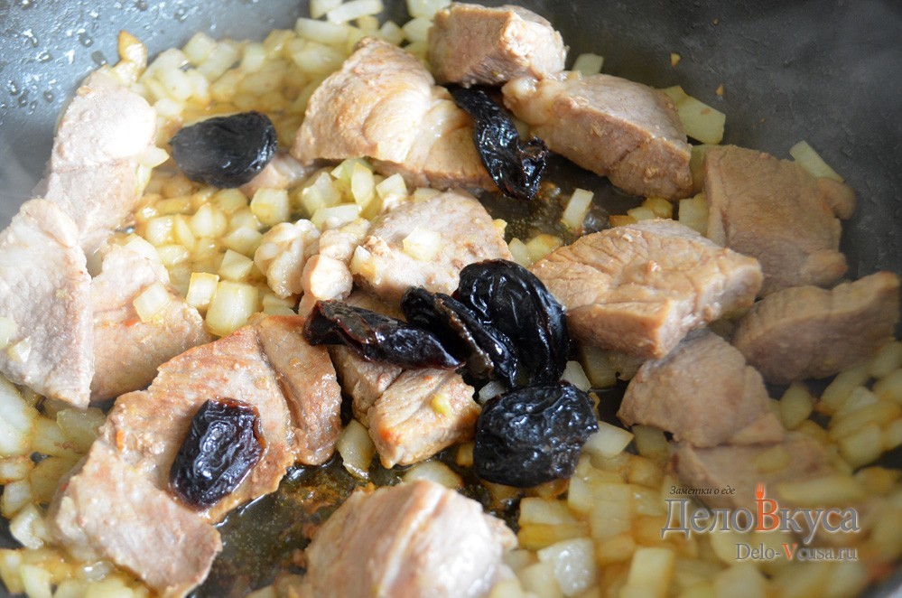 Шаг 4 приготовления Жаркое по-домашнему с мясом и грибами