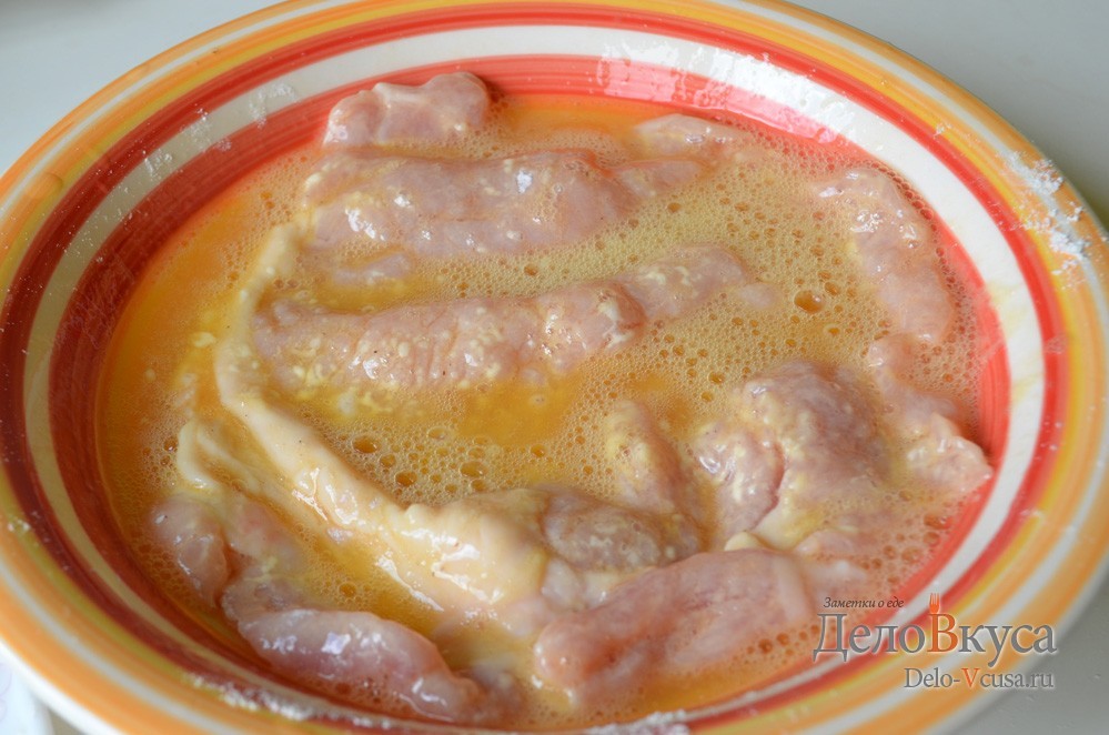 Шаг 4 приготовления Отбивные в духовке с сыром и помидорами