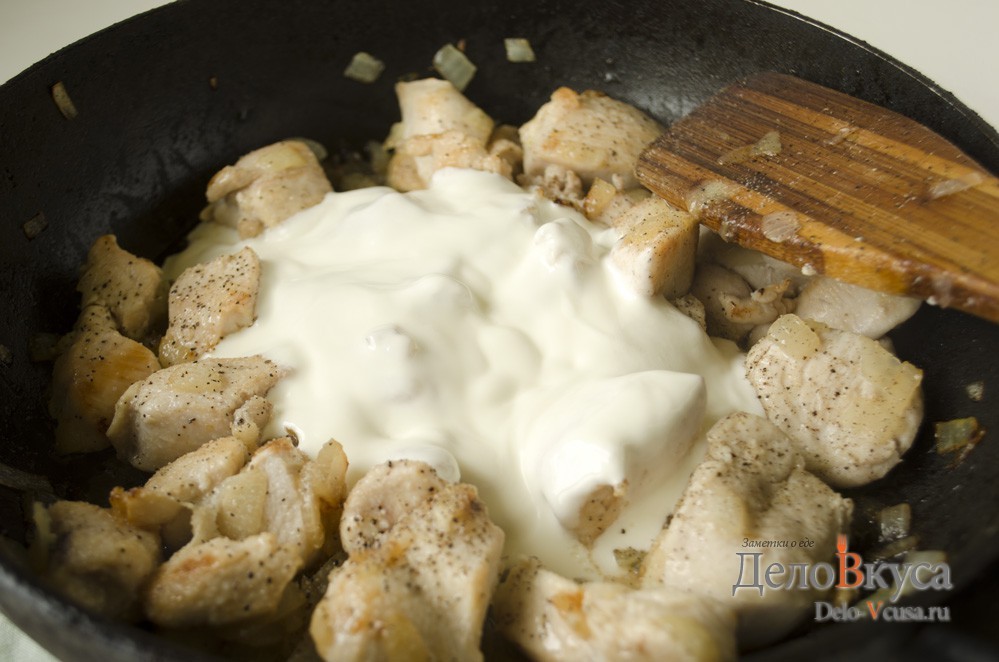 Шаг 5 приготовления Куриное филе в соусе из сметаны
