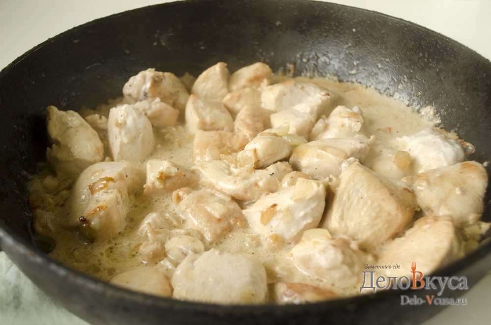 Шаг 6 приготовления Куриное филе в соусе из сметаны
