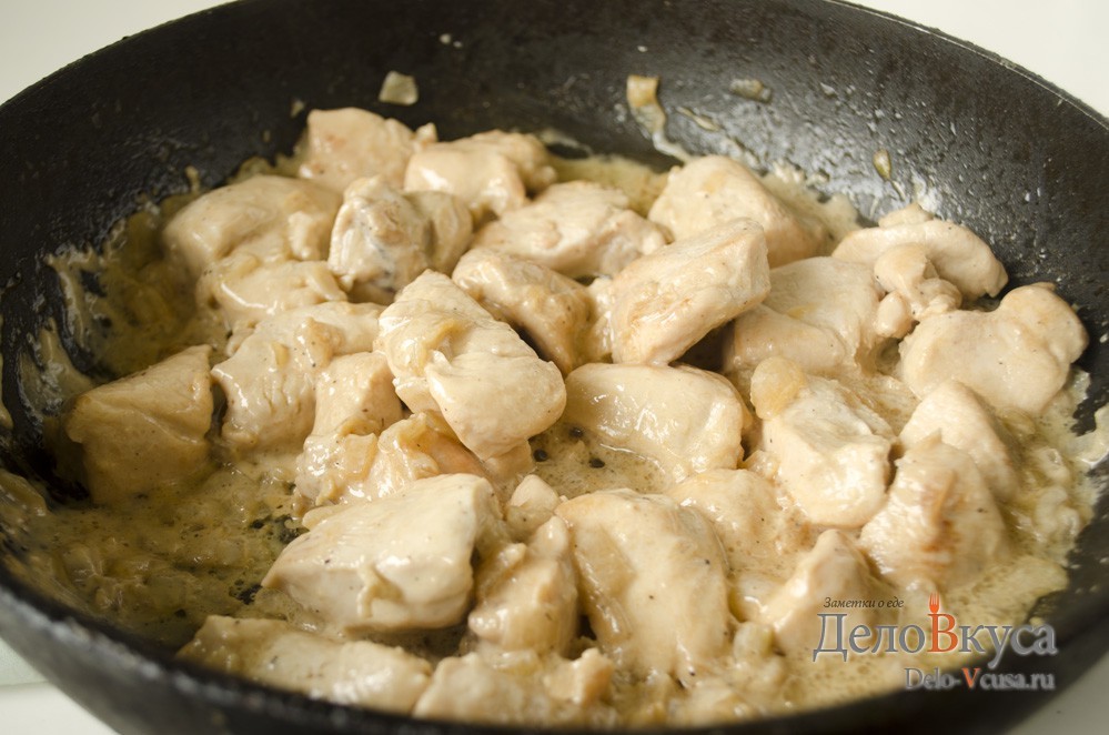 Шаг 7 приготовления Куриное филе в соусе из сметаны