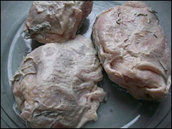 Шаг 4 приготовления Куриные бедрышки запеченные с картошкой (маринованные в майонезе с розмарином)