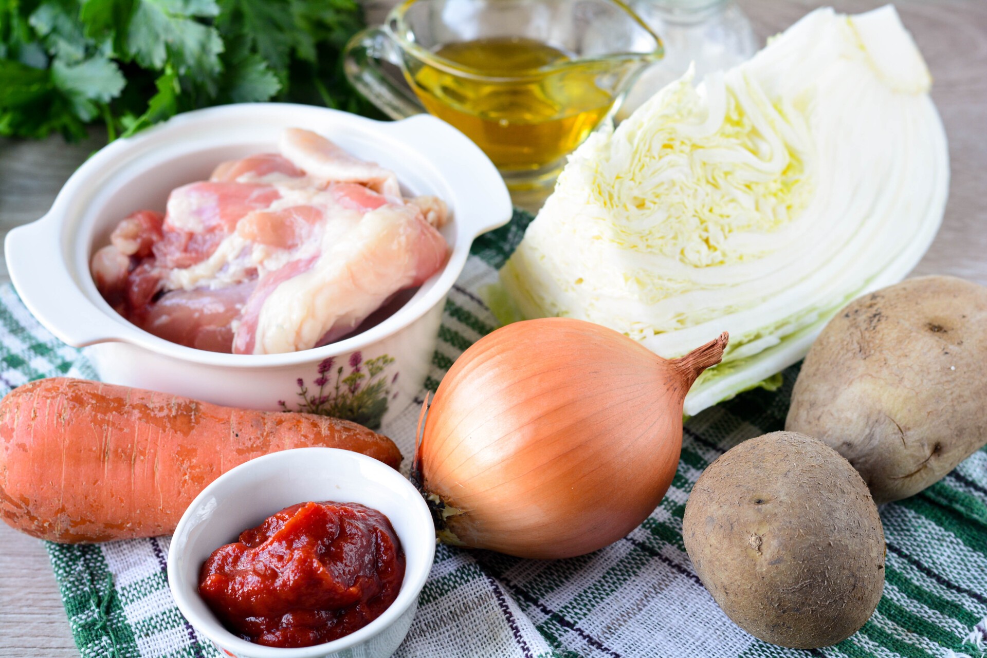 Ингредиенты Легкий куриный суп с пекинской капустой и томатной пастой Фото ингредиенты Легкий куриный суп с пекинской капустой и томатной пастой