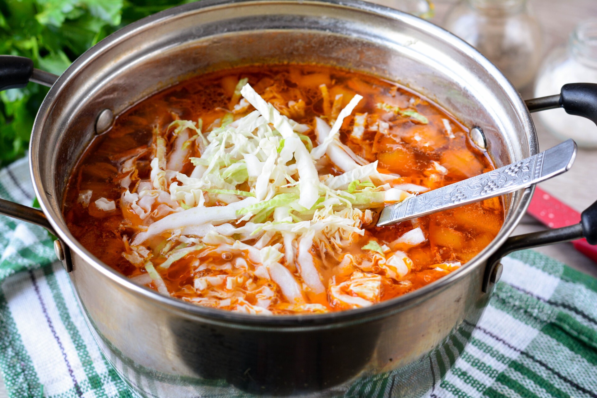 Шаг 10 приготовления Легкий куриный суп с пекинской капустой и томатной пастой