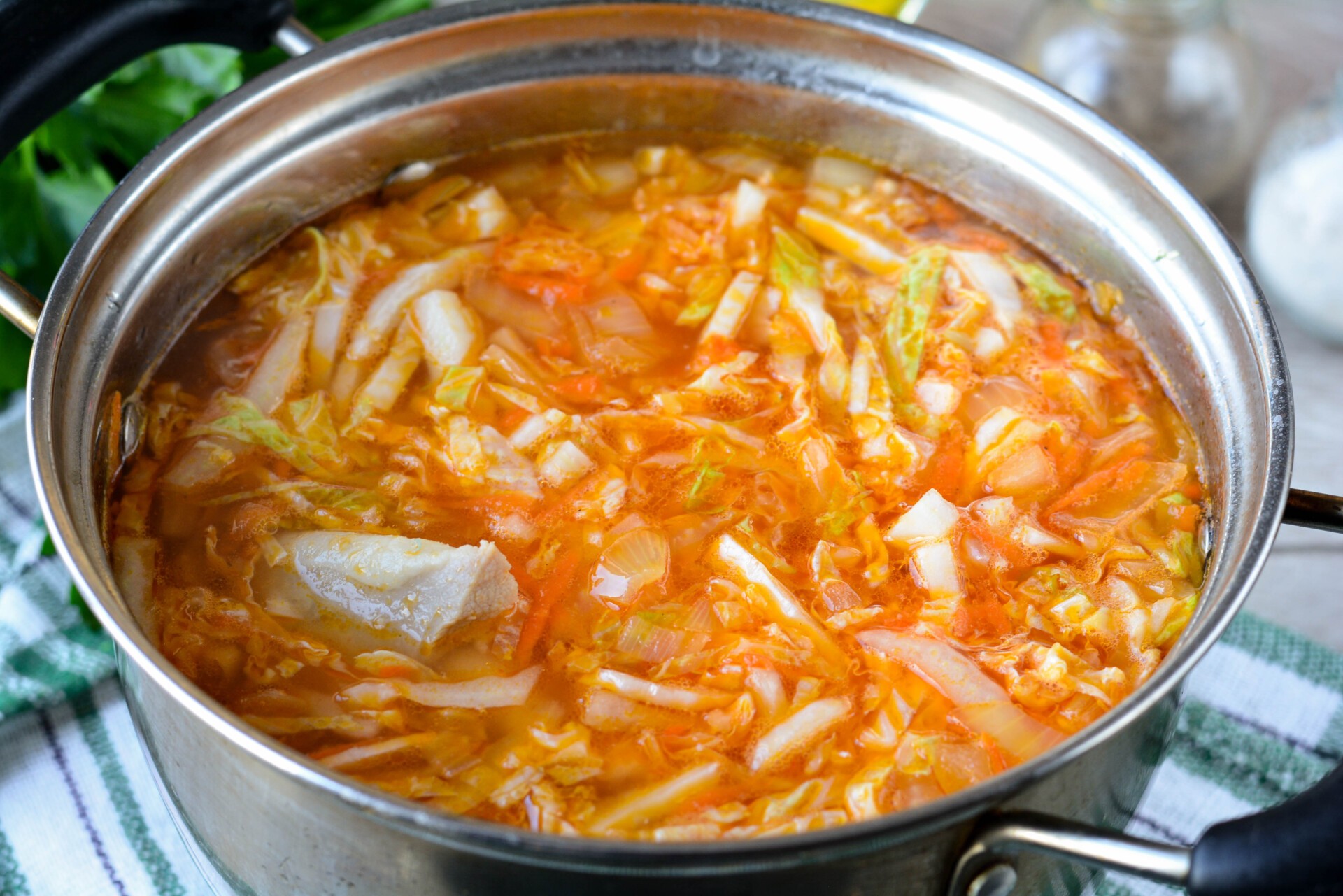 Шаг 11 приготовления Легкий куриный суп с пекинской капустой и томатной пастой