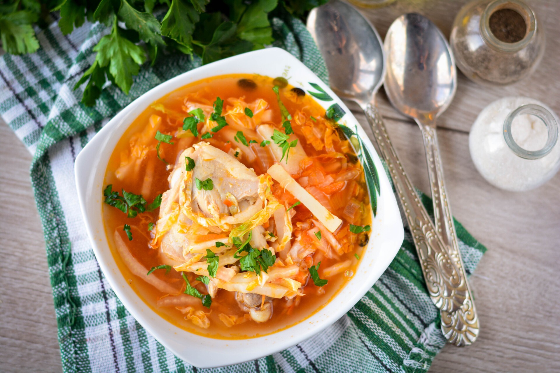 Шаг 12 приготовления Легкий куриный суп с пекинской капустой и томатной пастой