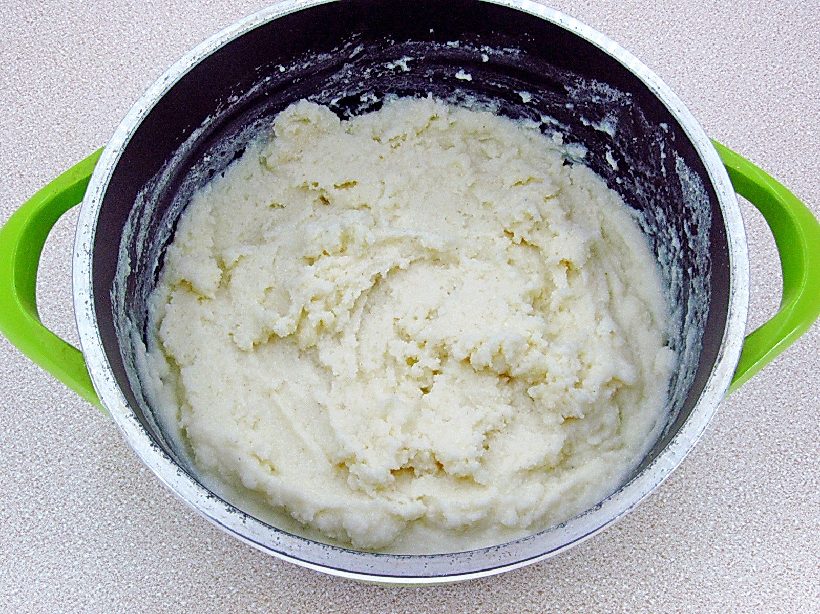 Шаг 1 приготовления Сладкая манная запеканка с грушами