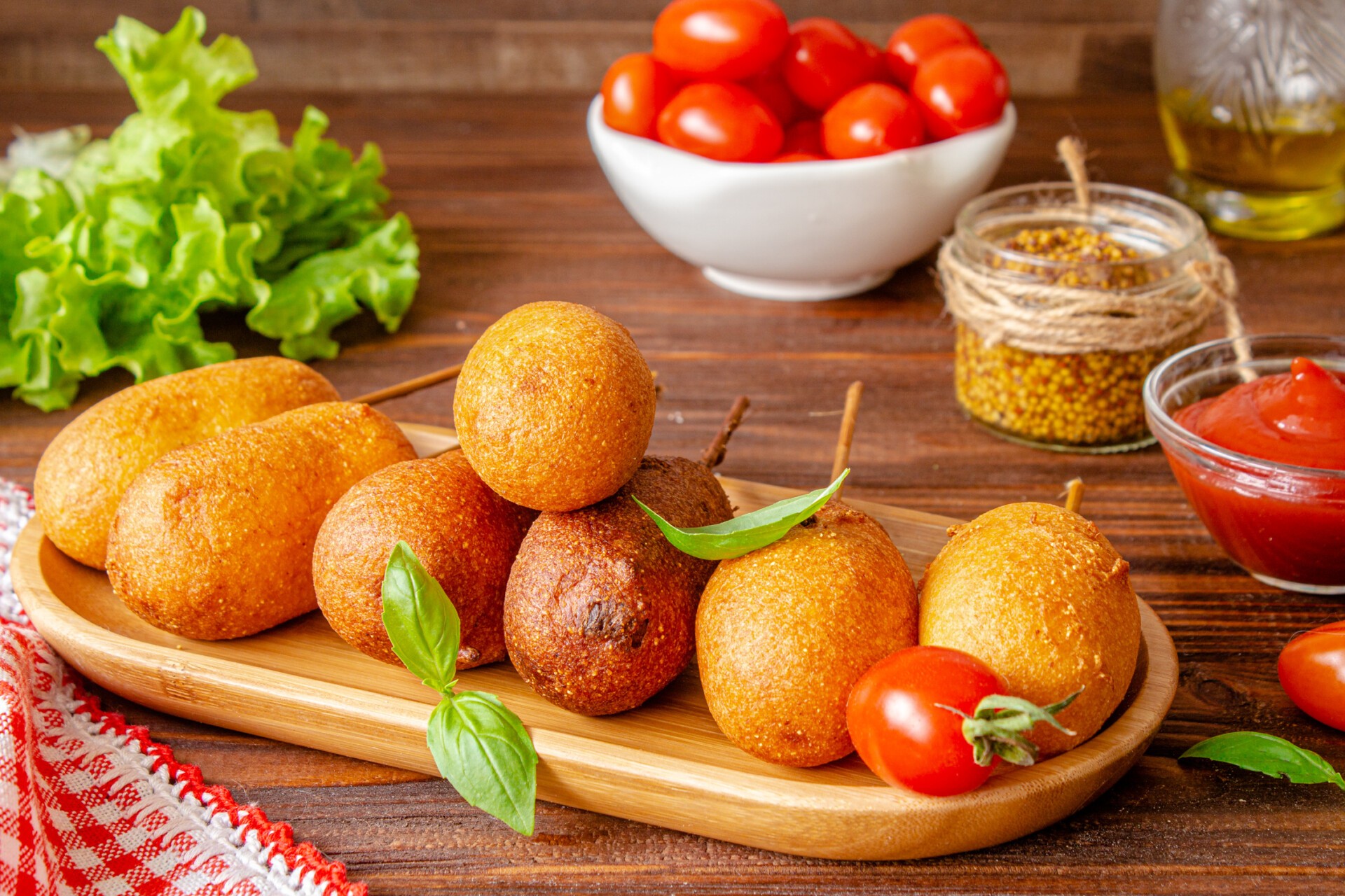 Шаг 10 приготовления Корн-дог: сосиска на палочке в кукурузном кляре