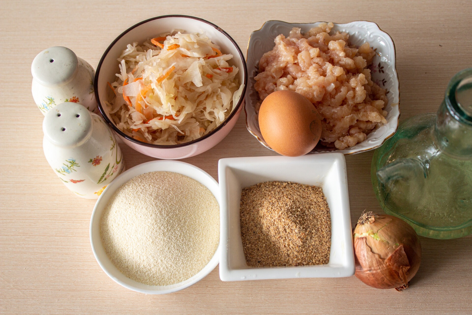 Ингредиенты Куриные котлеты с квашеной капустой на сковороде Фото ингредиенты Куриные котлеты с квашеной капустой на сковороде