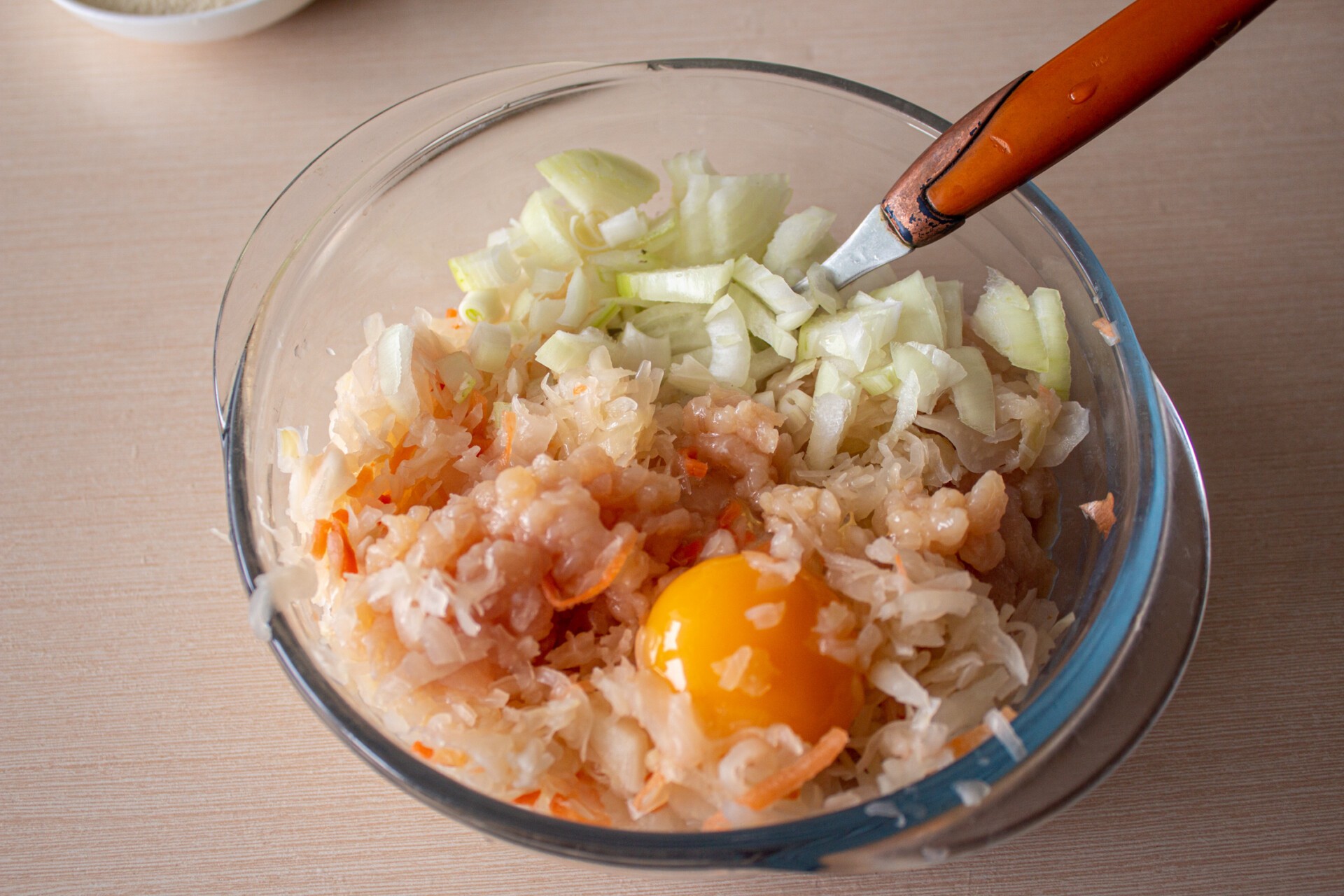 Шаг 3 приготовления Куриные котлеты с квашеной капустой на сковороде