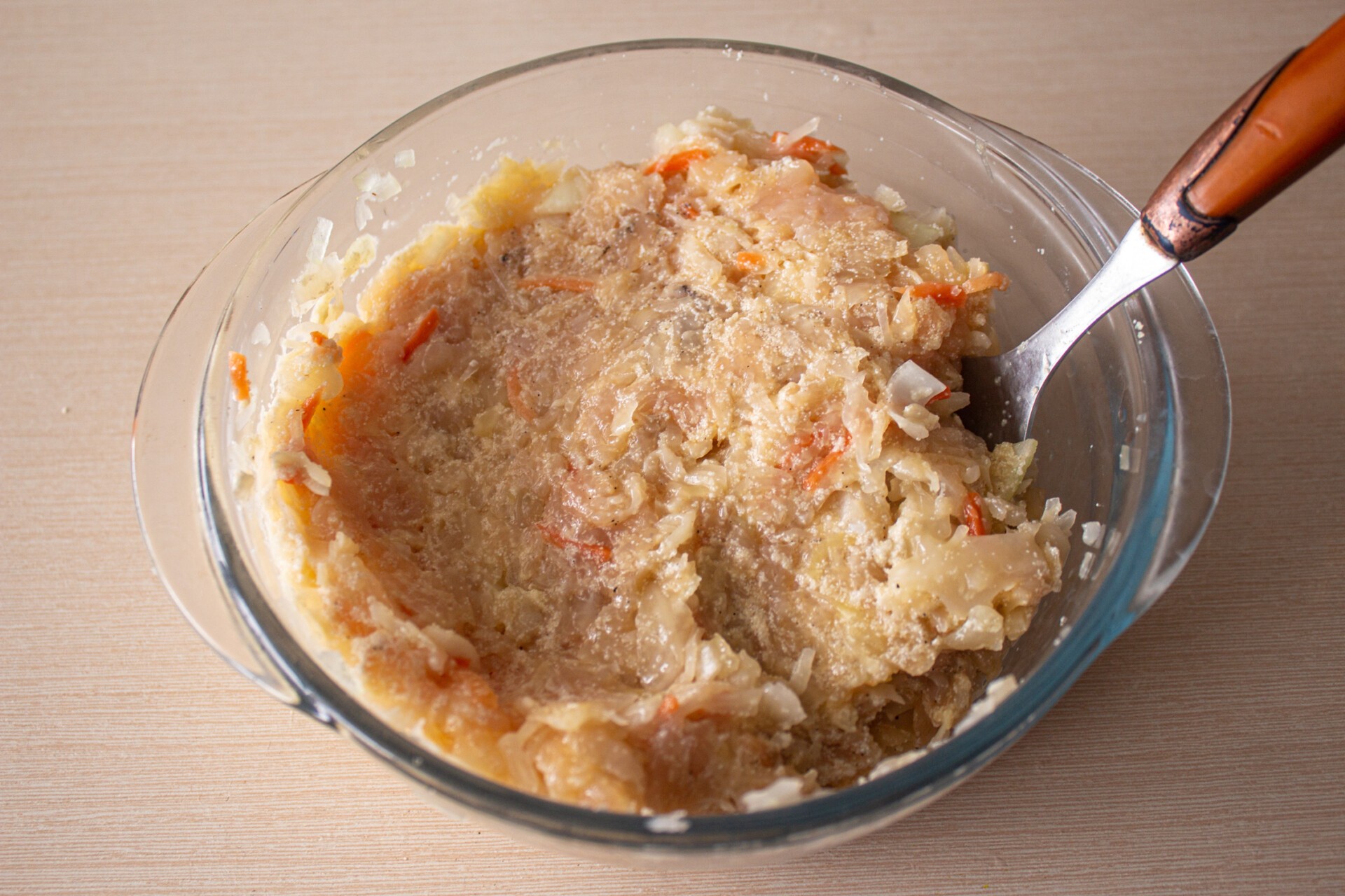 Шаг 5 приготовления Куриные котлеты с квашеной капустой на сковороде