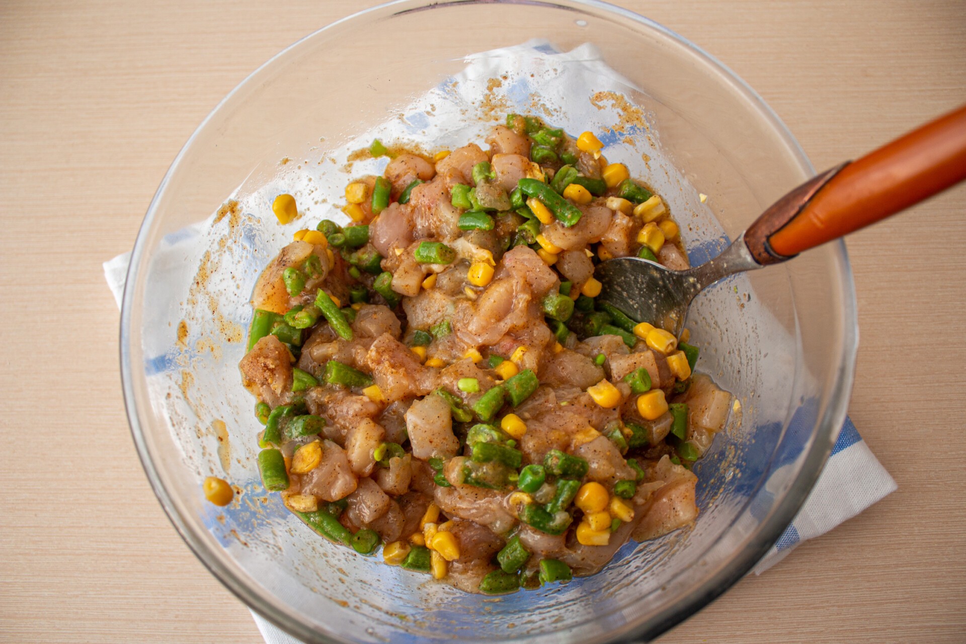 Шаг 5 приготовления Куриные оладьи с кукурузой и фасолью