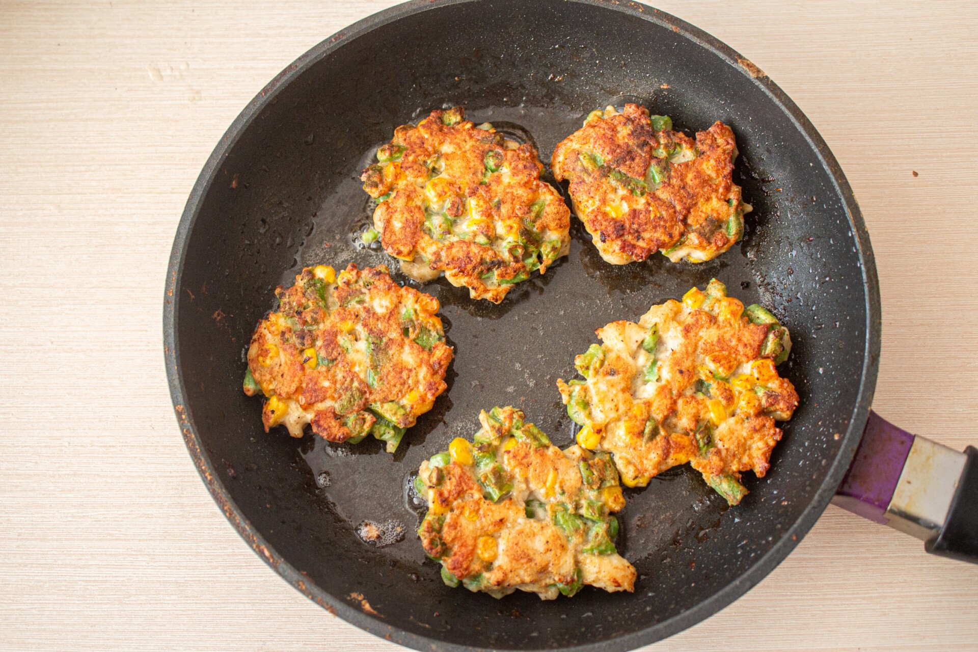 Шаг 7 приготовления Куриные оладьи с кукурузой и фасолью