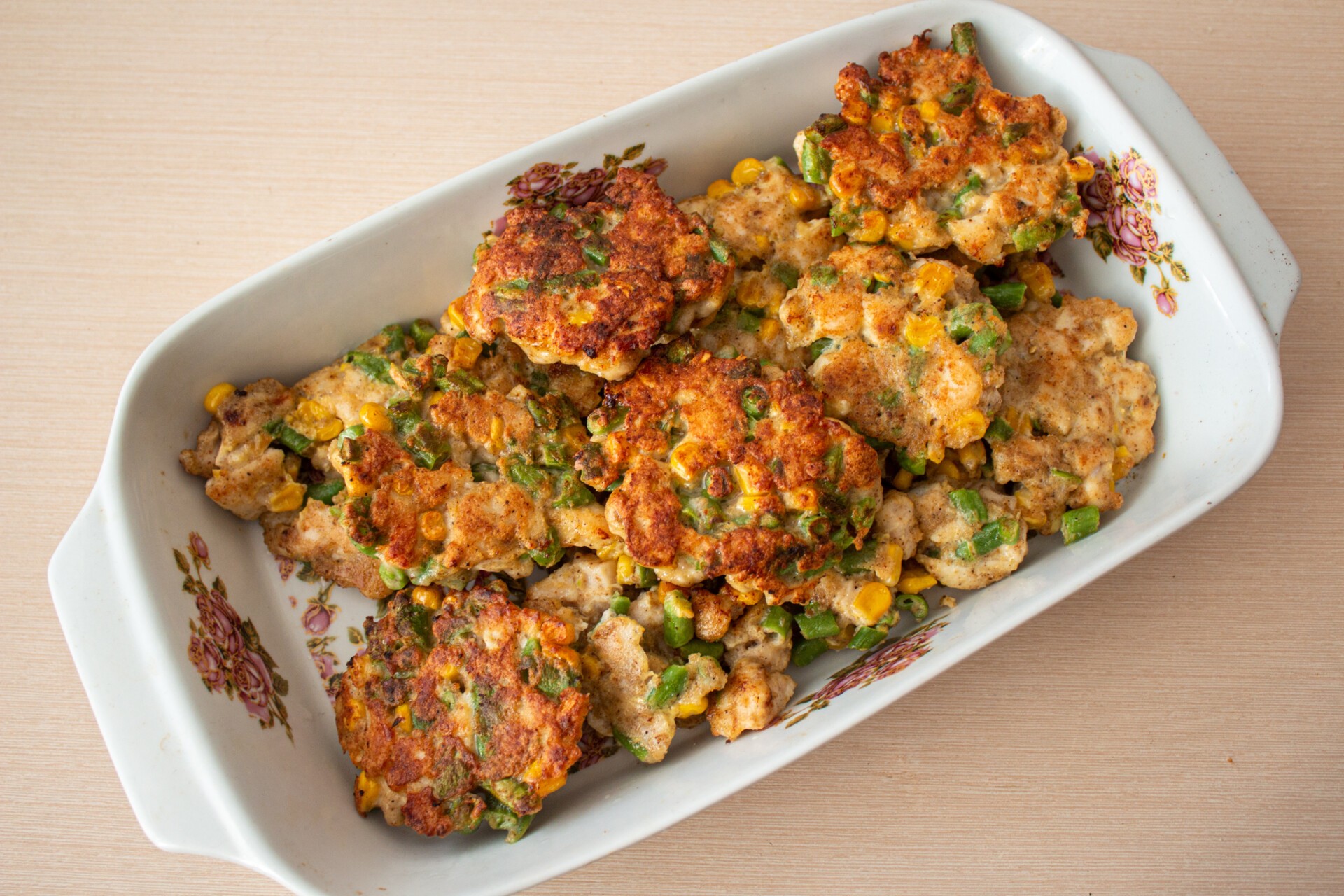 Шаг 8 приготовления Куриные оладьи с кукурузой и фасолью