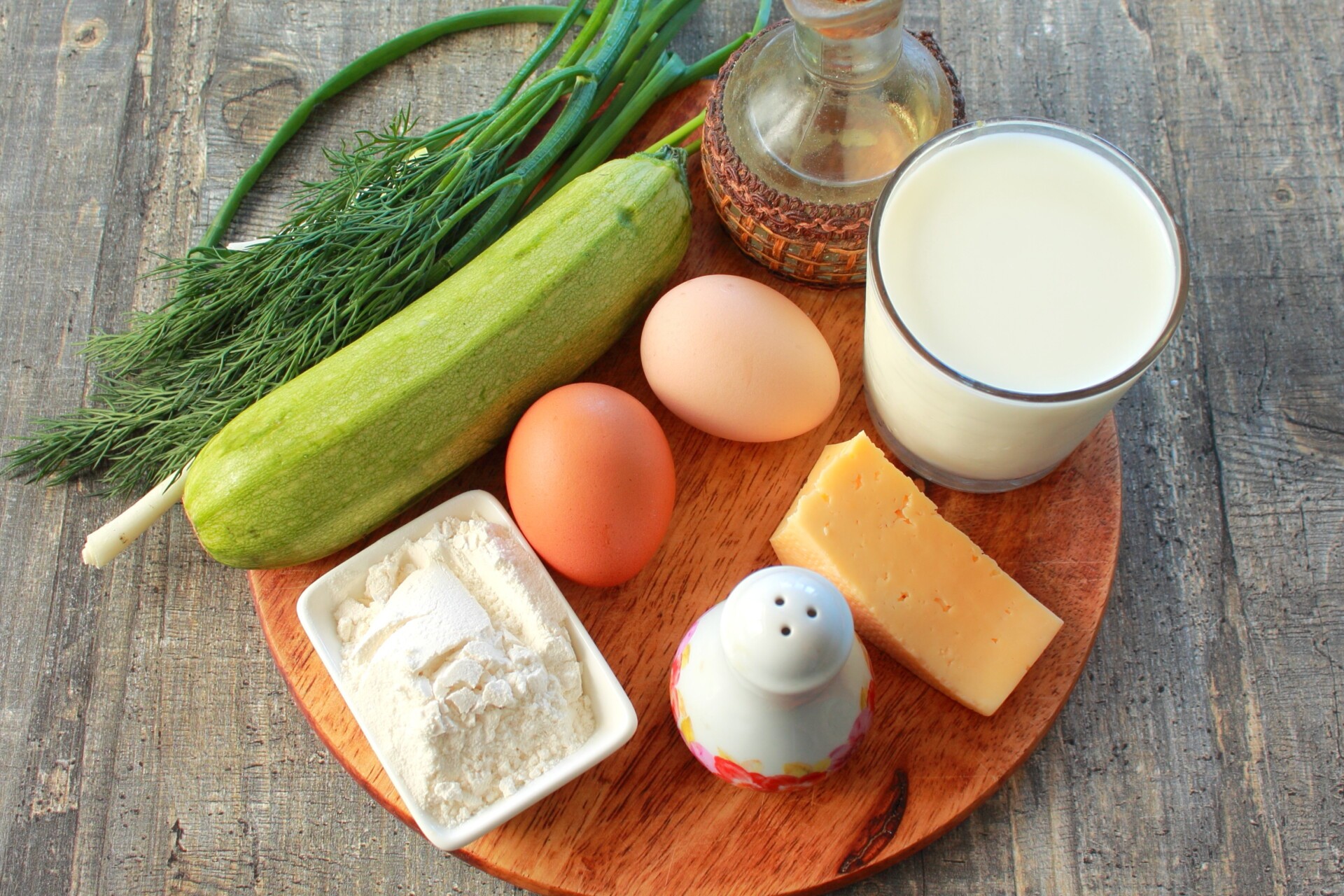 Ингредиенты Блины из кабачков с сыром и зеленью Фото ингредиенты Блины из кабачков с сыром и зеленью