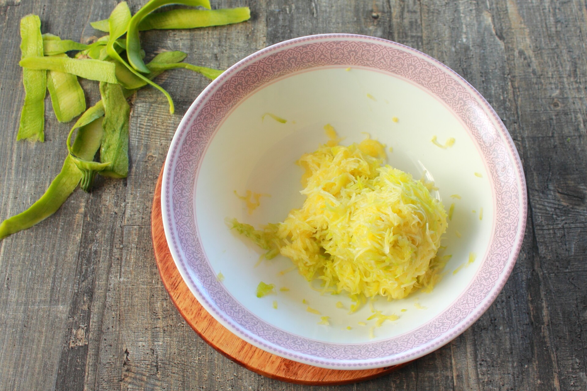Шаг 1 приготовления Блины из кабачков с сыром и зеленью