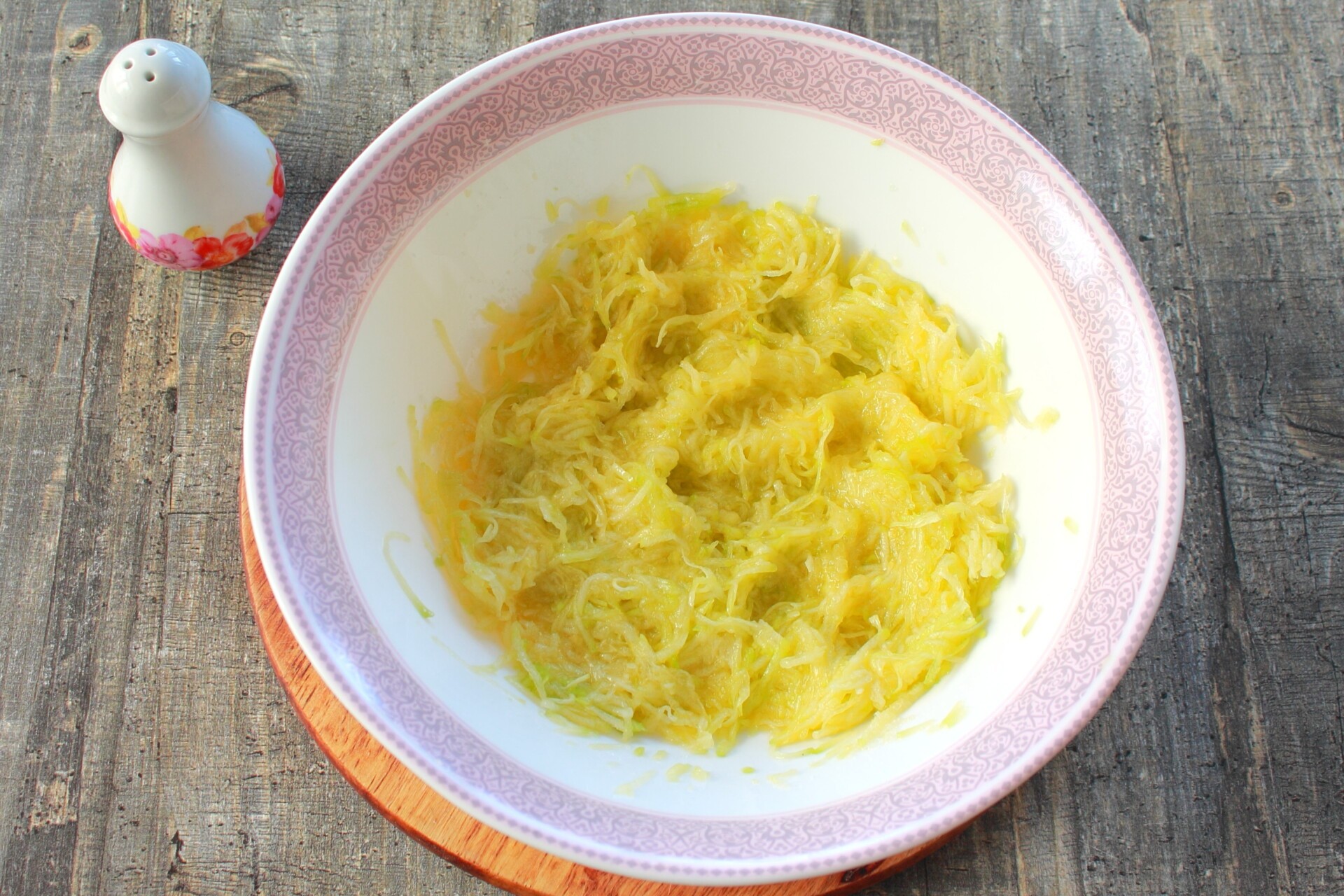 Шаг 2 приготовления Блины из кабачков с сыром и зеленью