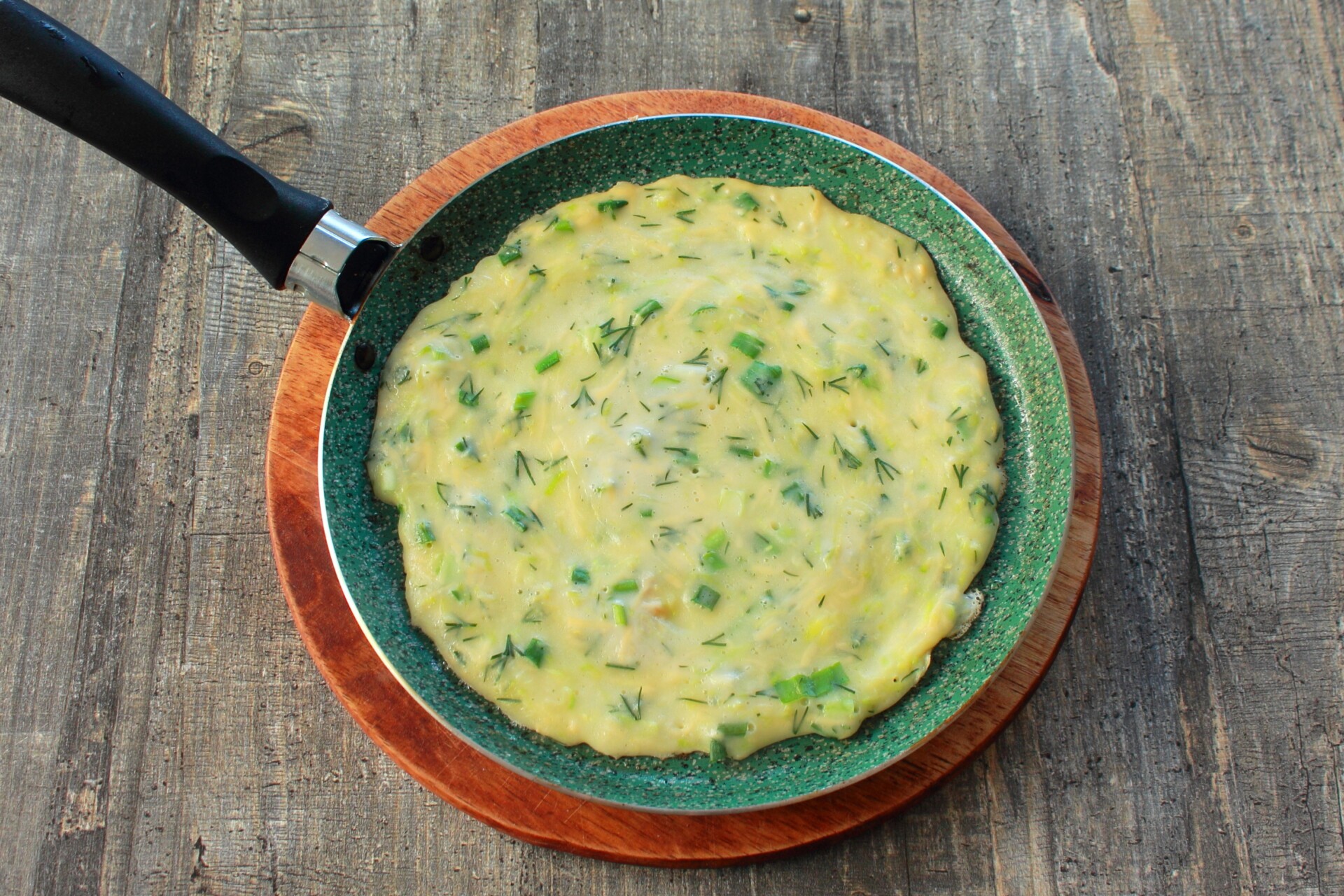 Шаг 8 приготовления Блины из кабачков с сыром и зеленью