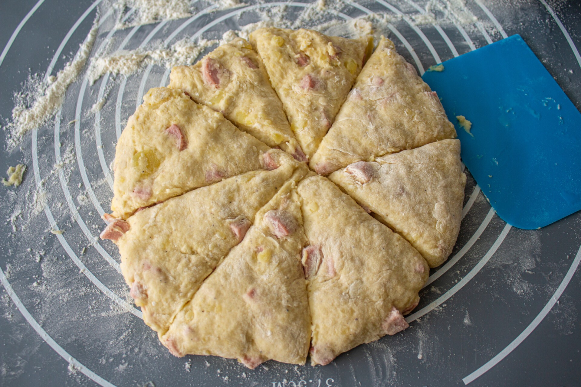 Шаг 9 приготовления Картофельные сконы с сосисками